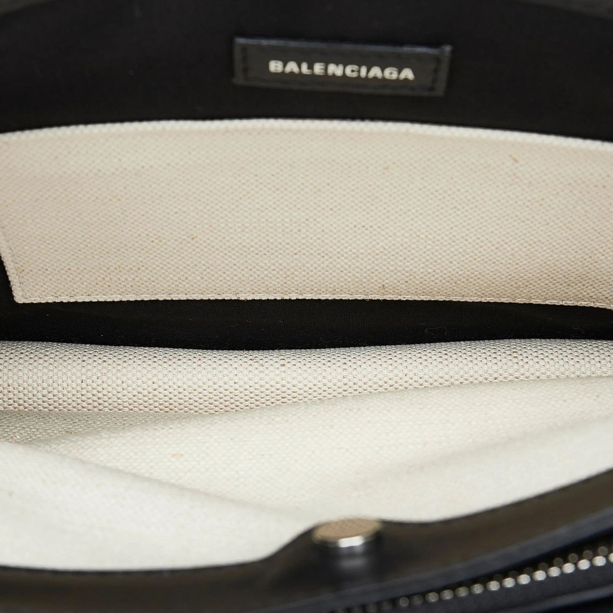 Balenciaga Navy Pochette M Crossbody (SHG-vvllwg)