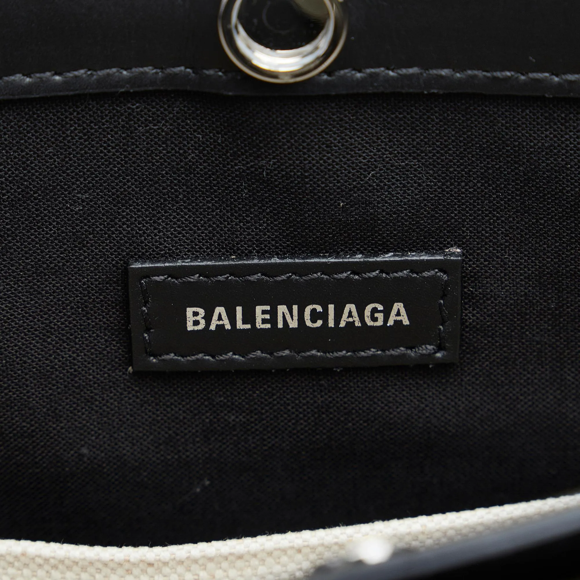 Balenciaga Navy Pochette M Crossbody (SHG-vvllwg)