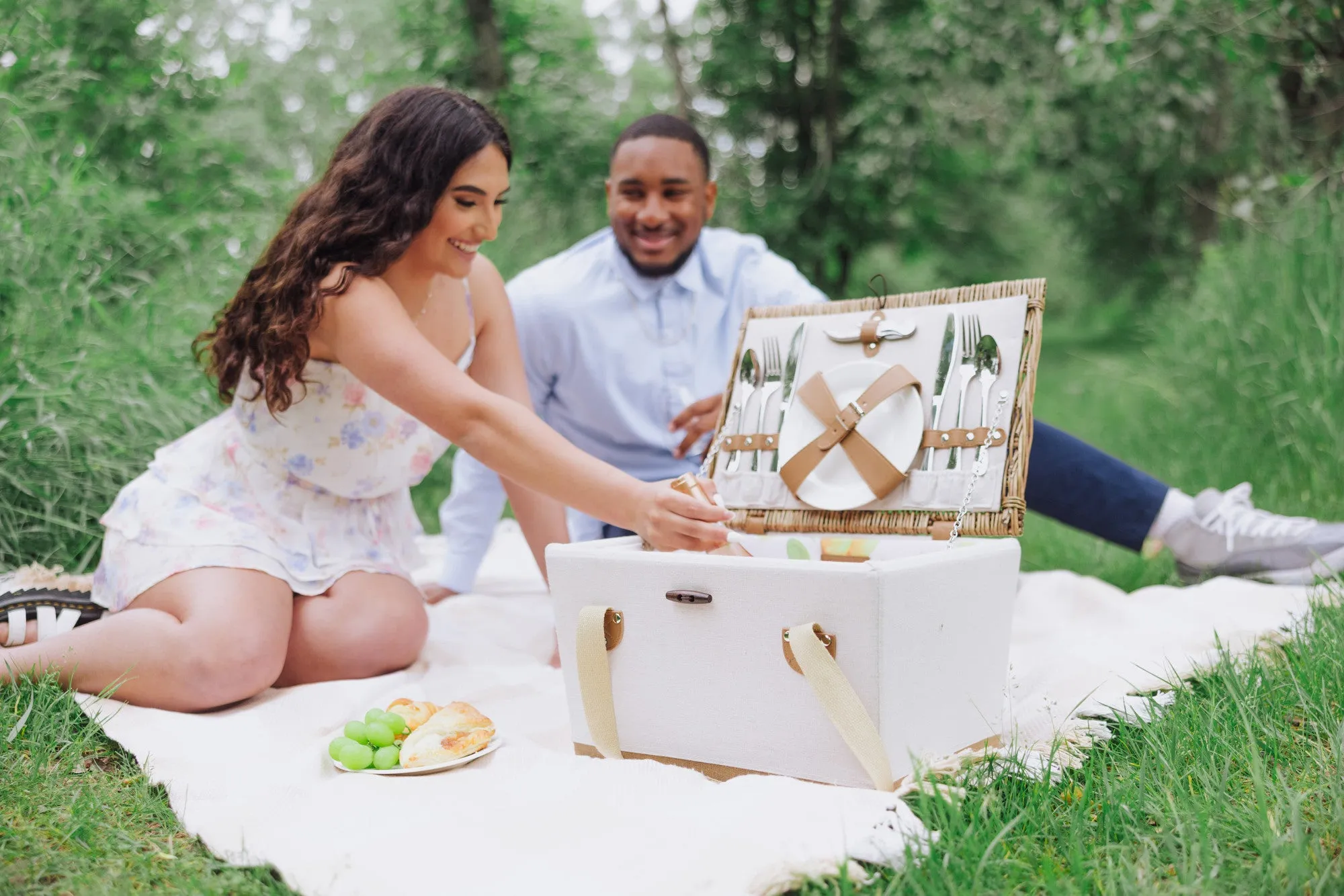 Lemongrove Picnic Basket for 2 - Bees & Lemons