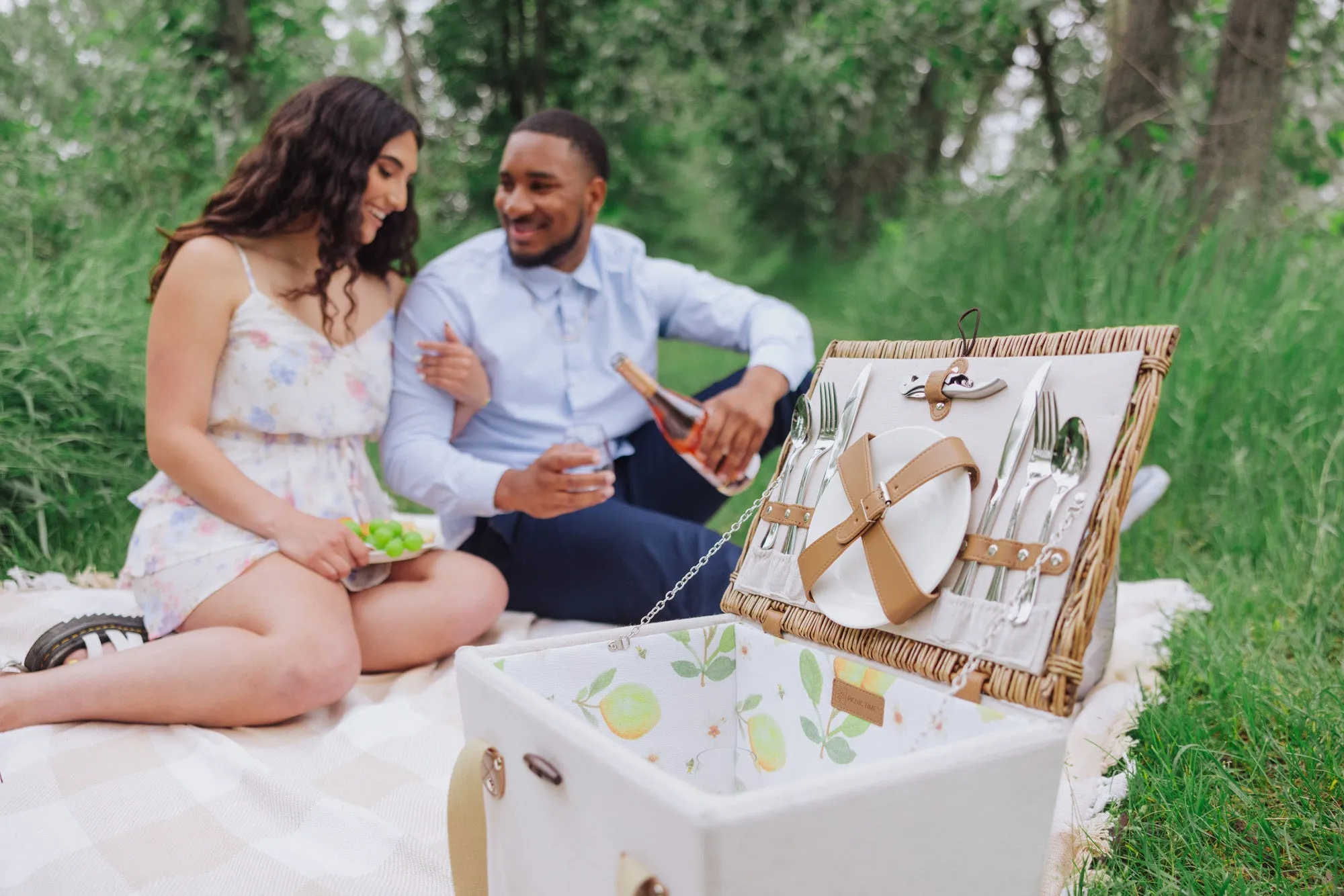 Lemongrove Picnic Basket for 2 - Bees & Lemons