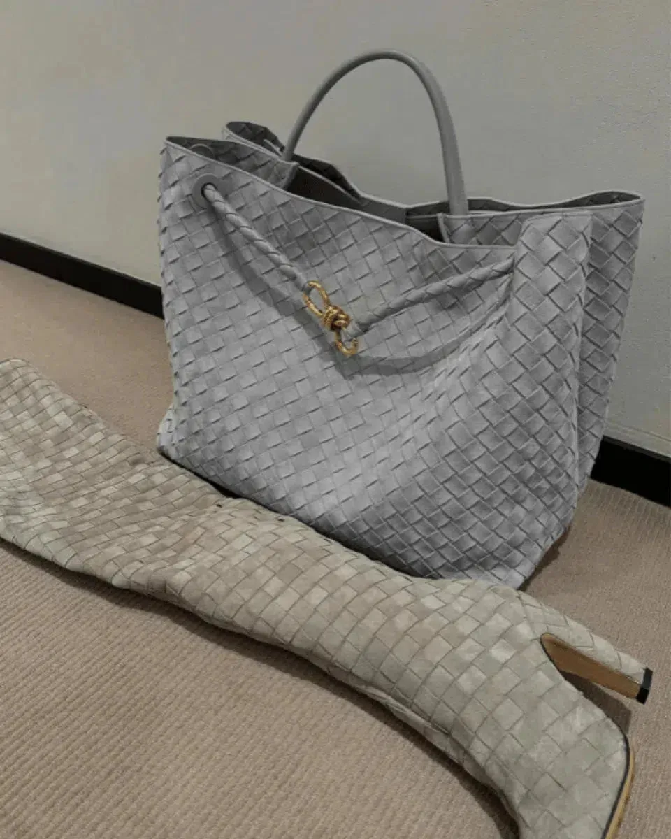 Lucia – Cozy seasonal style – Suede handbag