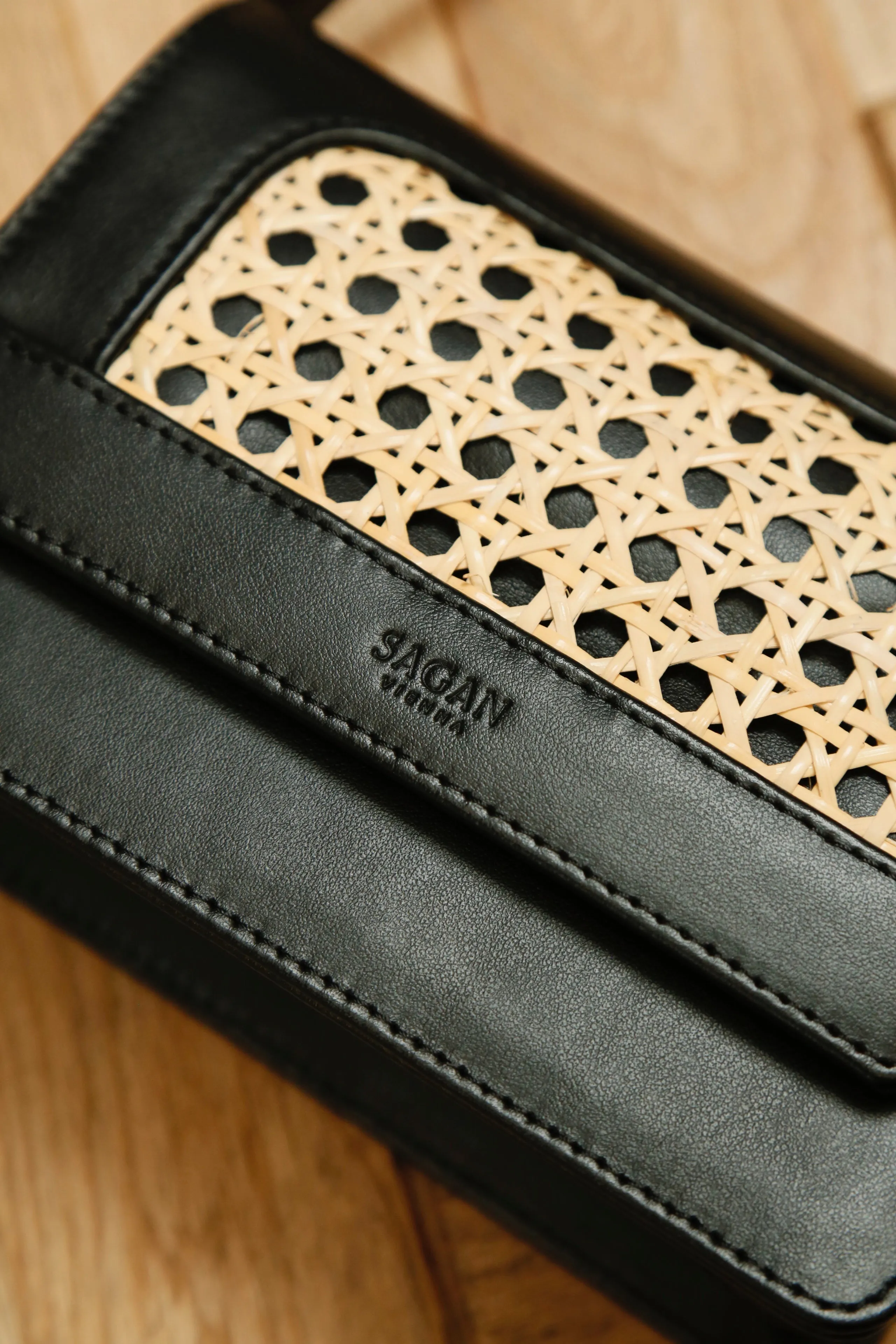 SAGAN VIENNA VIENNA CROSSBODY BAG S (NERO-RATTAN BEIGE)
