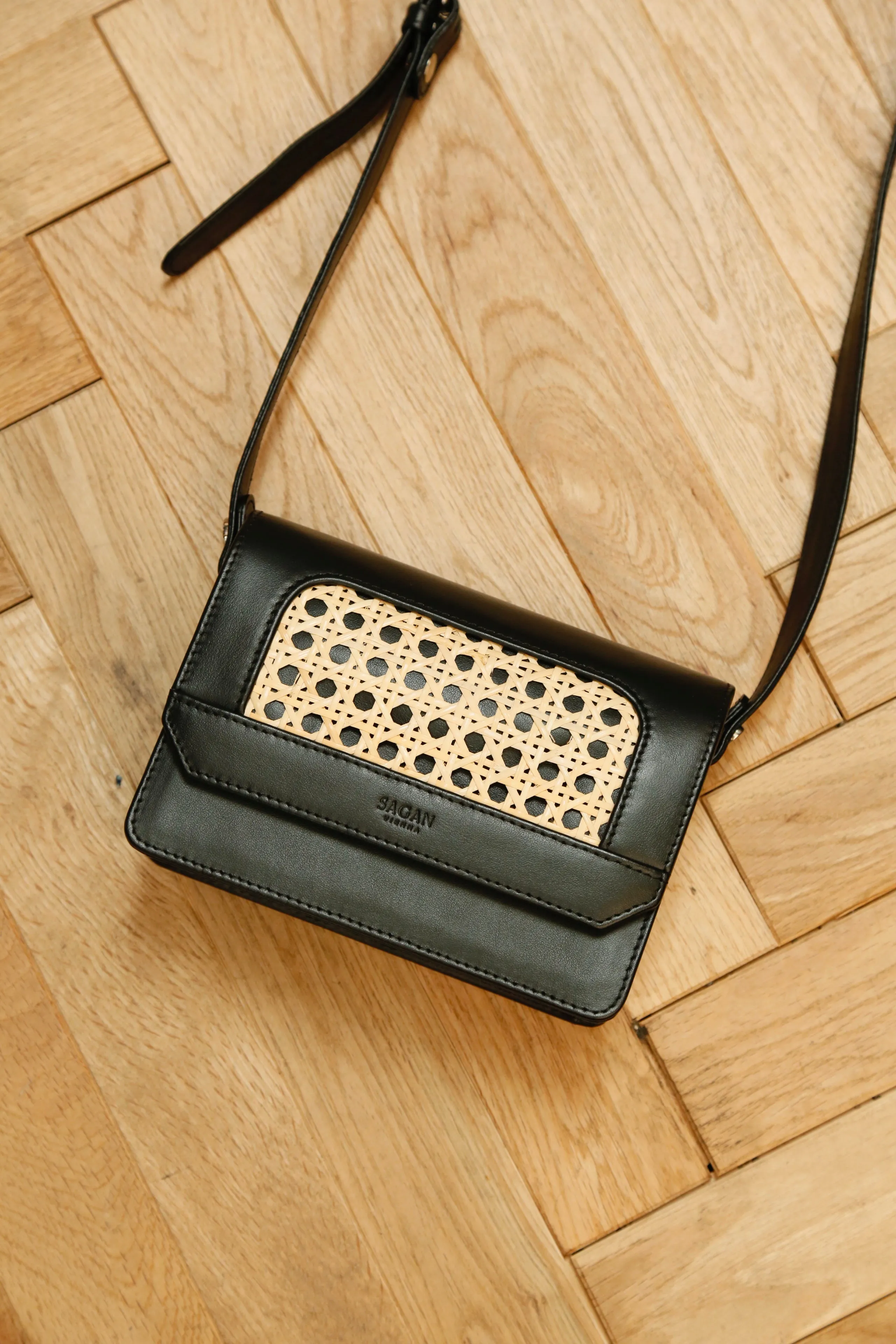 SAGAN VIENNA VIENNA CROSSBODY BAG S (NERO-RATTAN BEIGE)