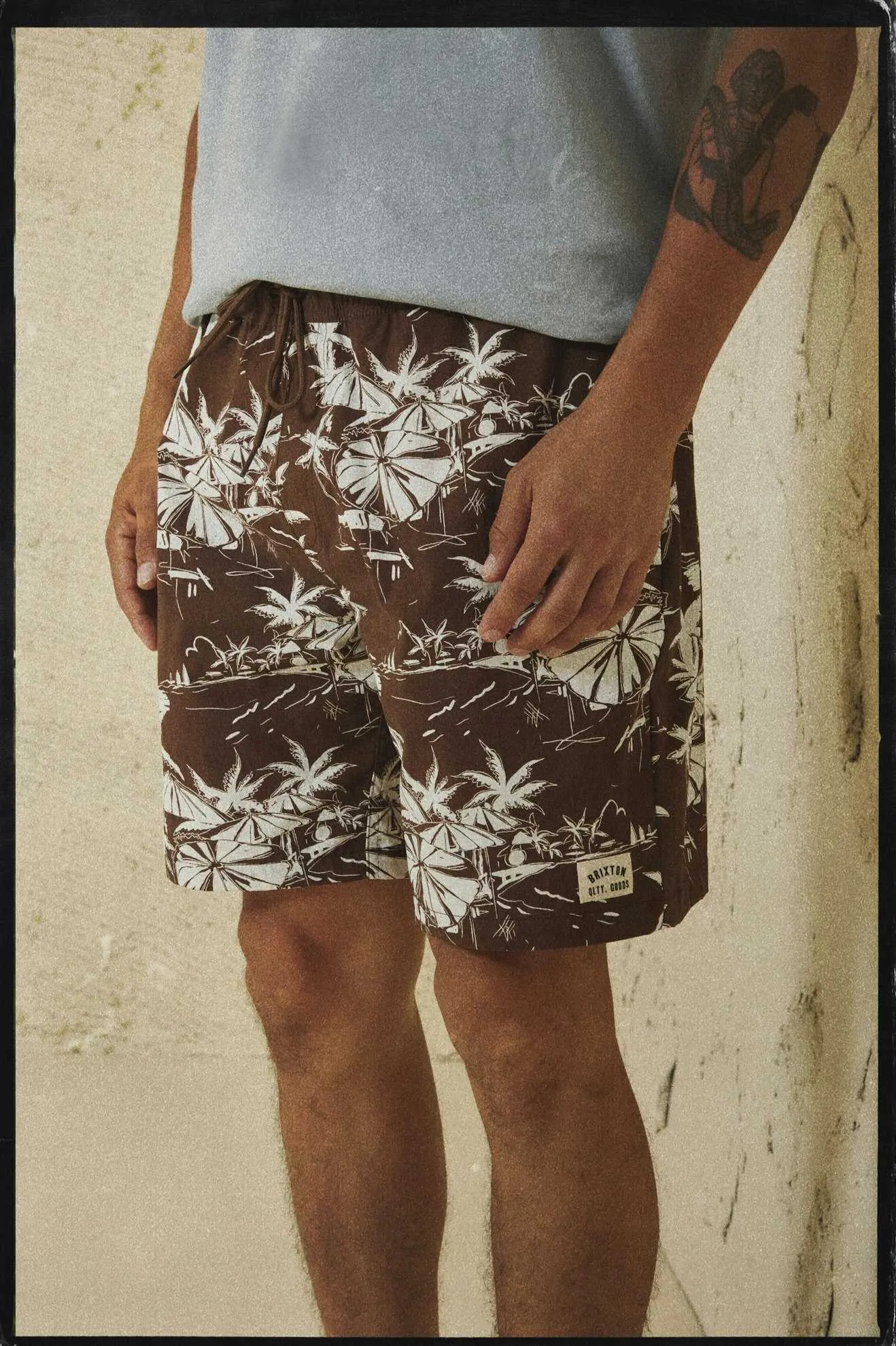 Voyage Hybrid Short 5.5" - Sepia Umbrella Scene