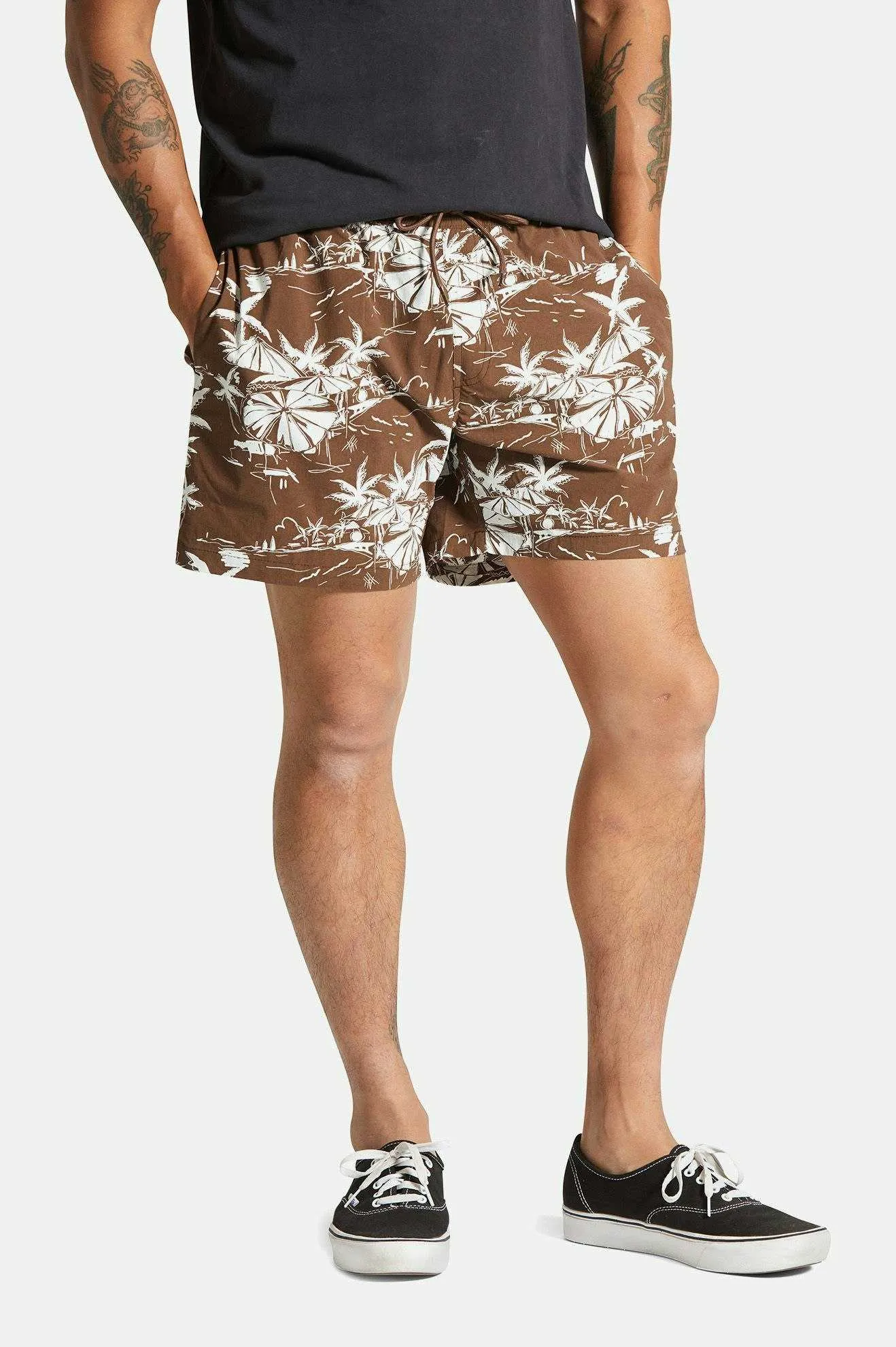 Voyage Hybrid Short 5.5" - Sepia Umbrella Scene